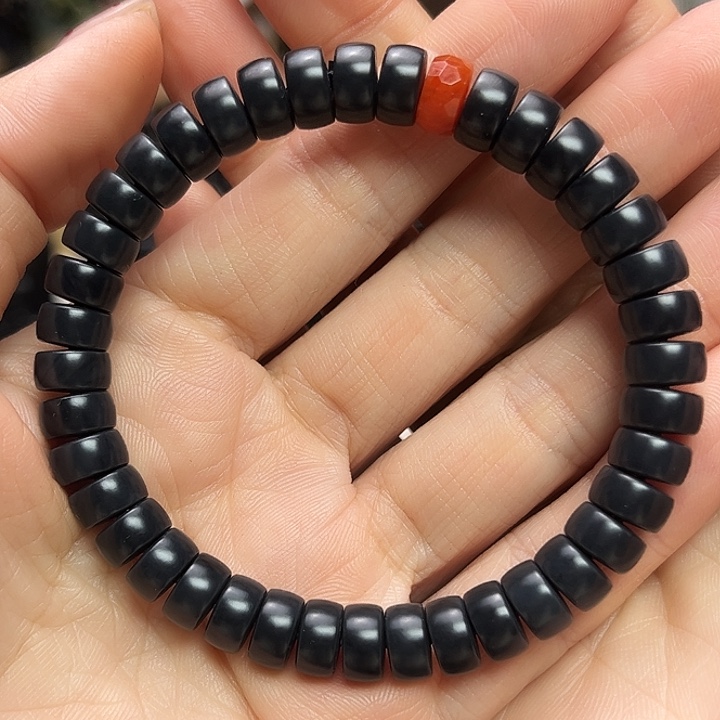 陈***九和田玉（墨玉）未镶嵌颈饰卡9药片