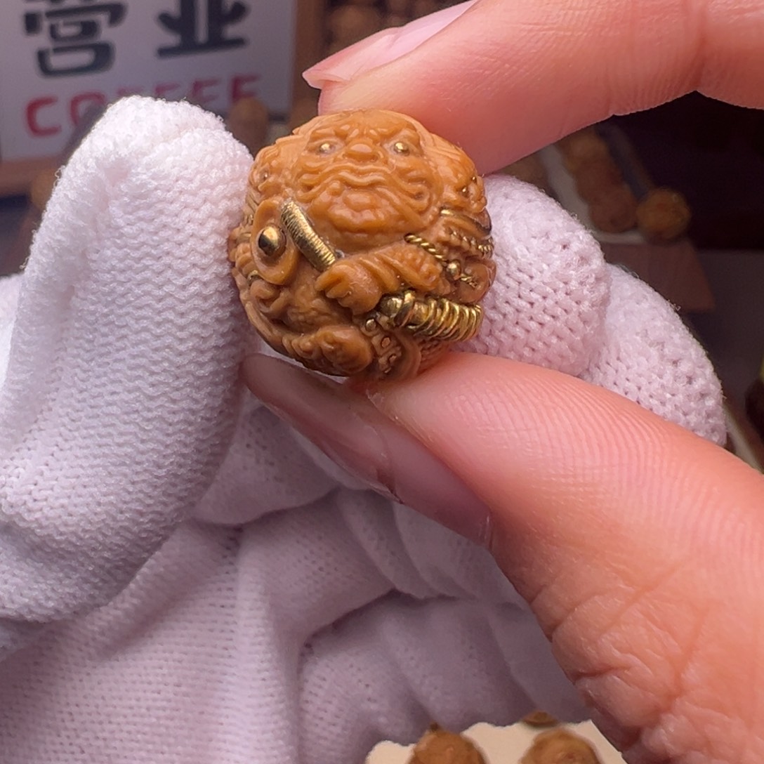 猴头核桃把件镶嵌款侠客金蟾全品有正常封口线