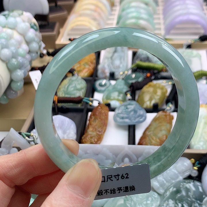 翡翠手镯未镶嵌吊坠