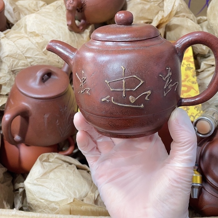 紫砂茶壶原矿泥料，手工制作一把紫砂壶。