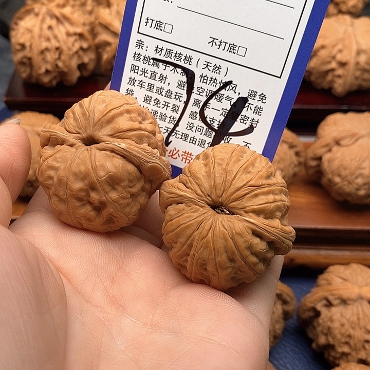 桃核吊坠满*元宝狮子头40