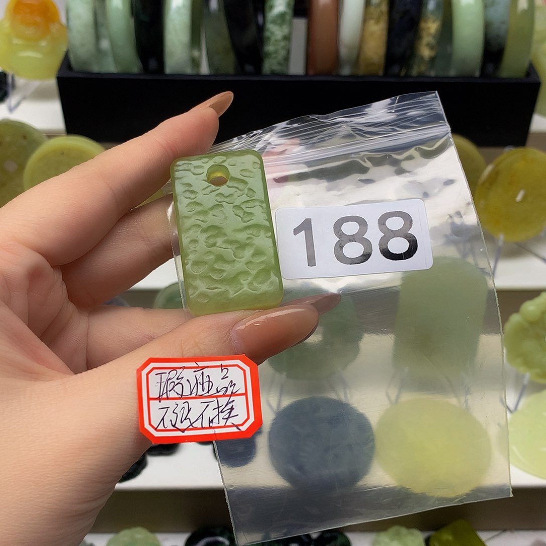 蛇纹石玉颈饰未镶嵌不****情
