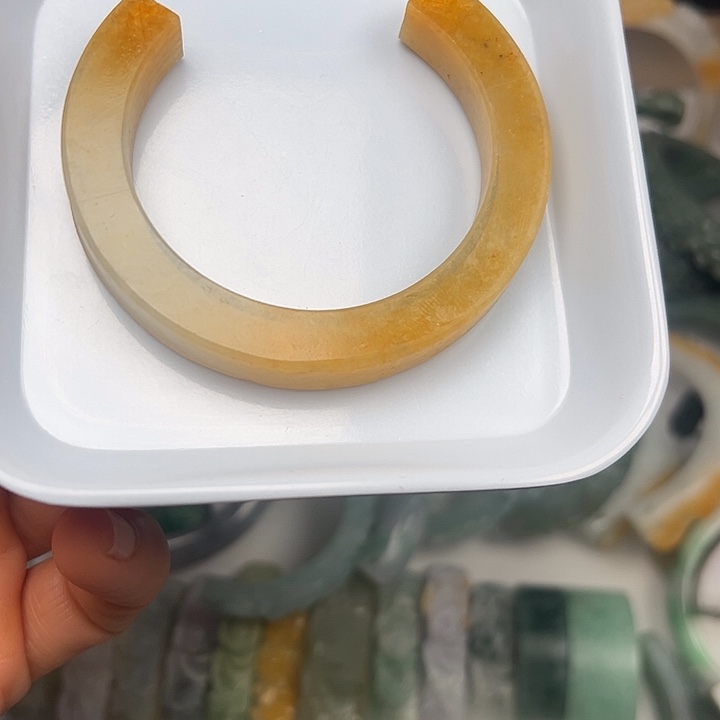 定制翡翠未镶嵌冰黄的半镯