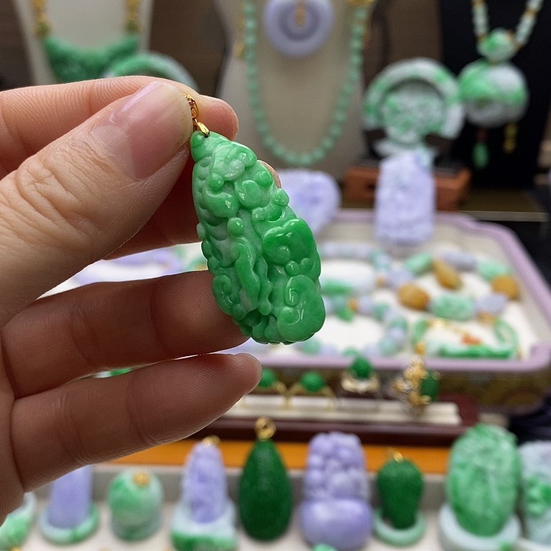 九***狐翡翠未镶嵌颈饰天然