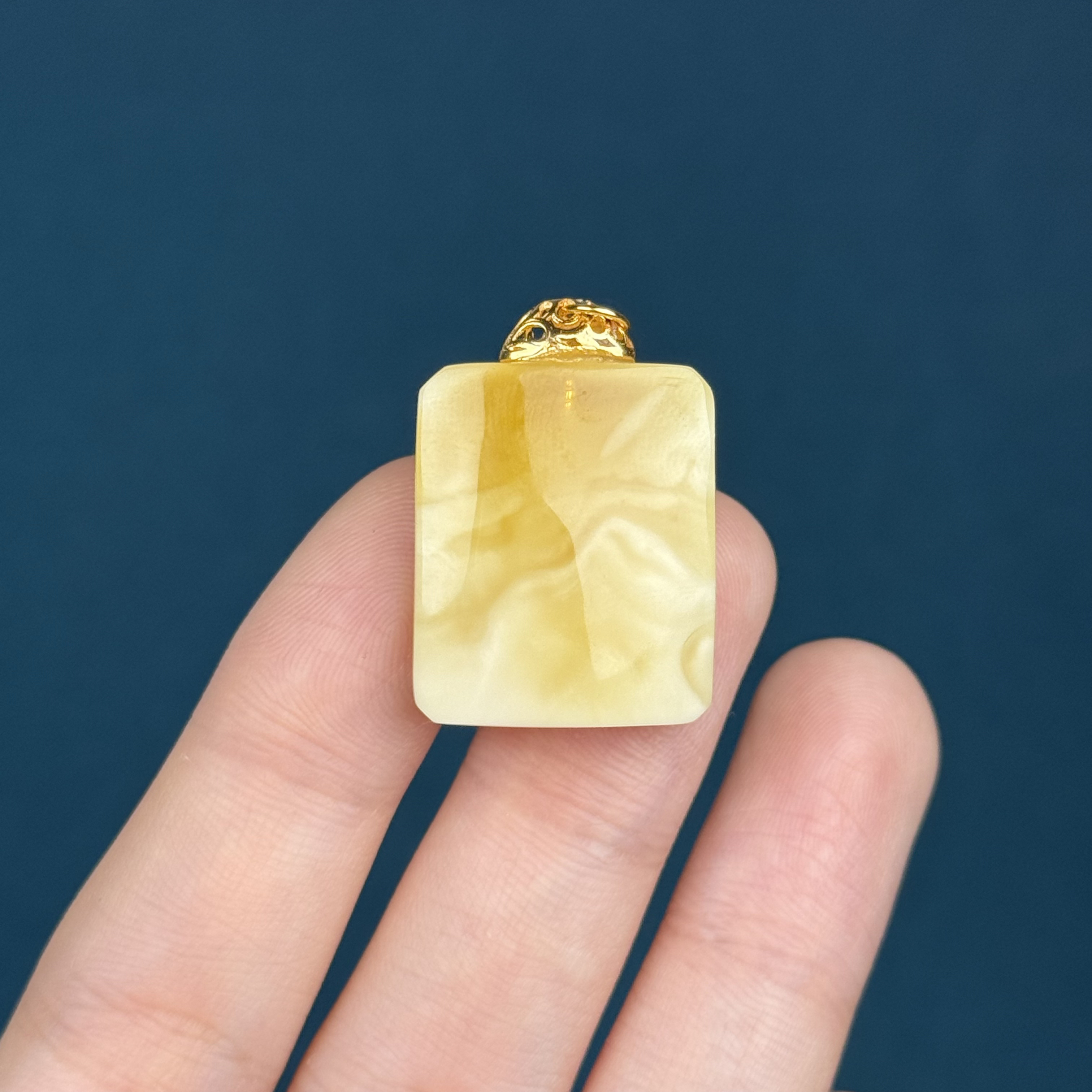 Y7612天然蜜蜡 鸡油黄满蜡白花无事牌 20*24*8mm支持复检假一罚十