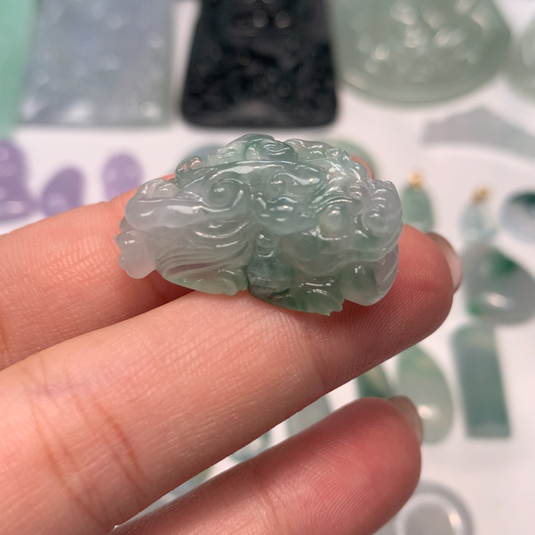 翡翠未镶嵌颈饰貔貅