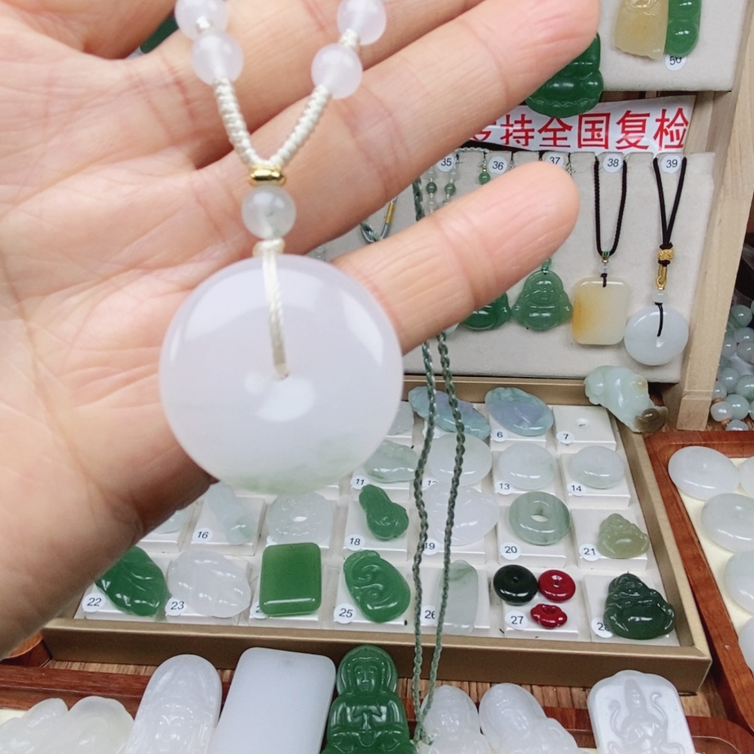 石英质玉（非洲翠）未镶嵌颈饰