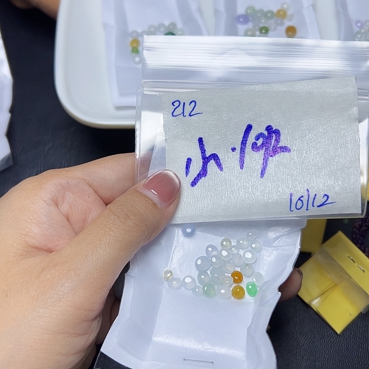 未镶嵌定制翡翠小**乖不