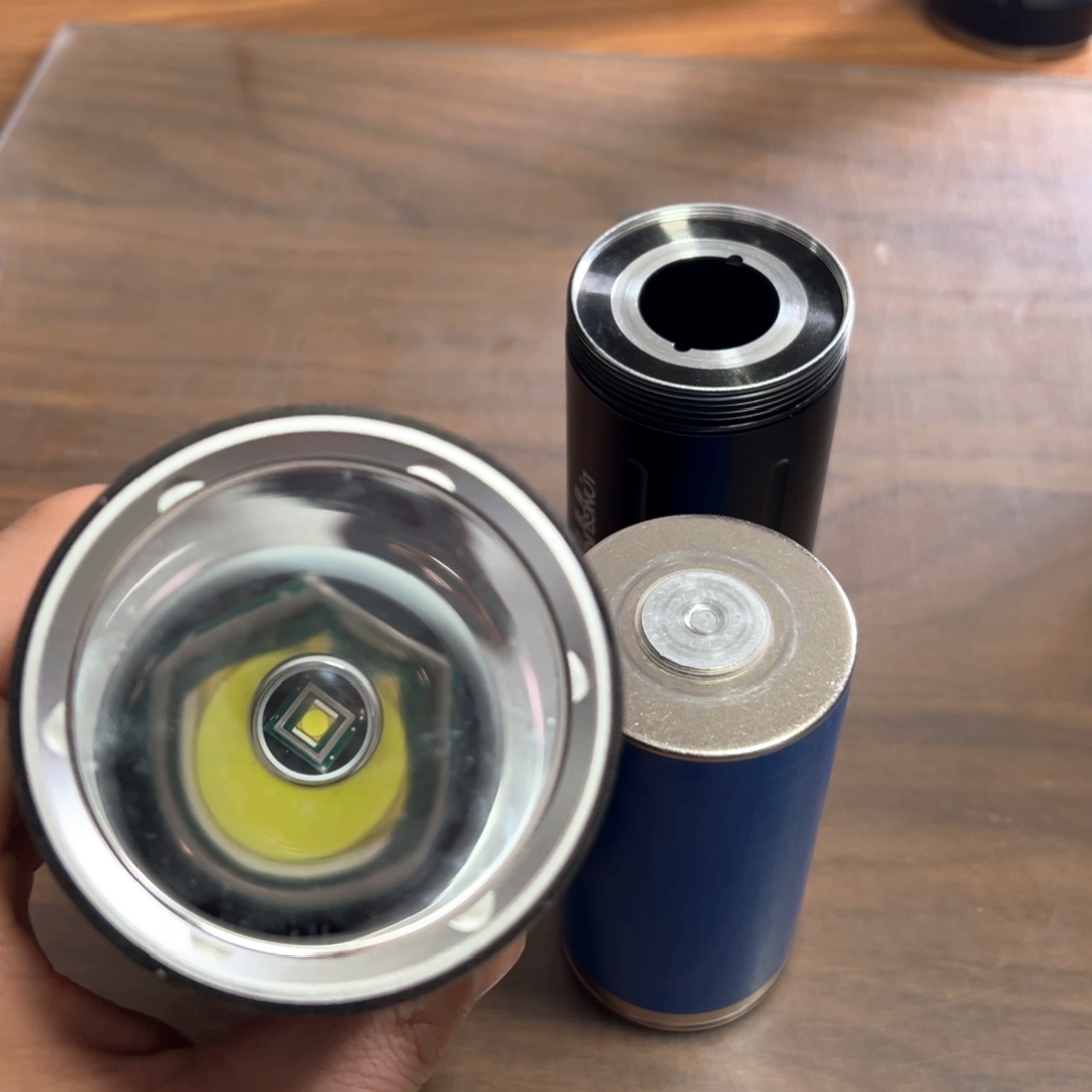 46950强光照射手电筒