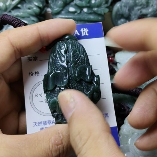 翡翠未镶嵌颈饰挂件