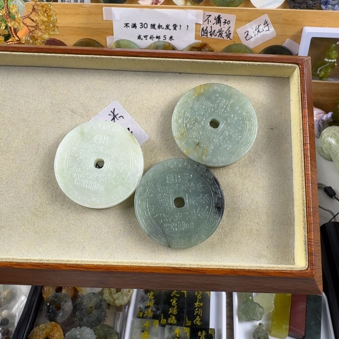 淡***嫣蛇纹石玉合金颈饰默认微瑕