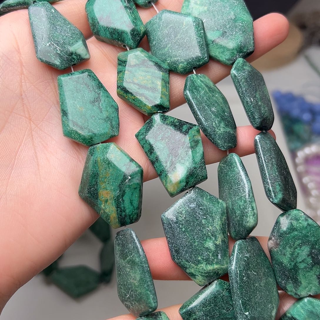 玛瑙/玉髓合金珠宝半成品Y309。天然天河石切片一条