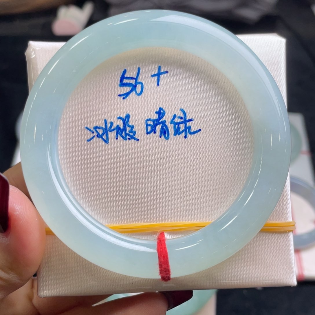 翡翠手镯未镶嵌翡翠手镯