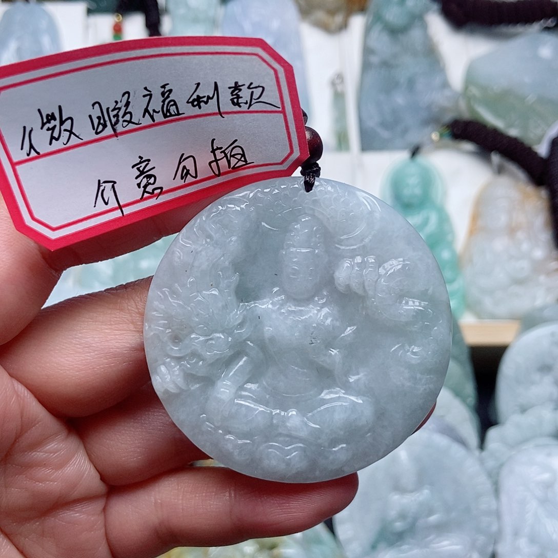 翡翠颈饰未镶嵌翡翠