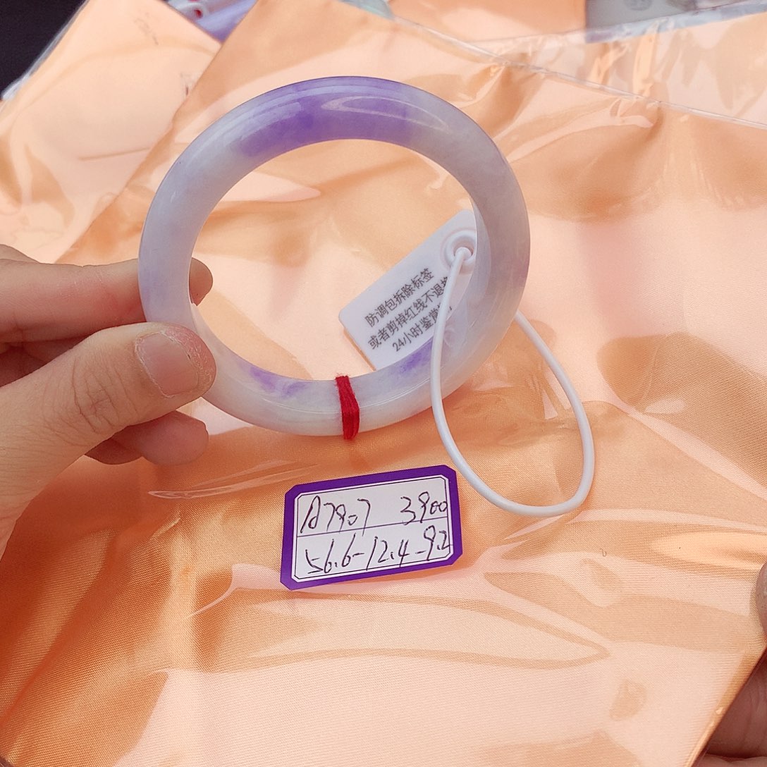 翡翠手镯未镶嵌翡翠