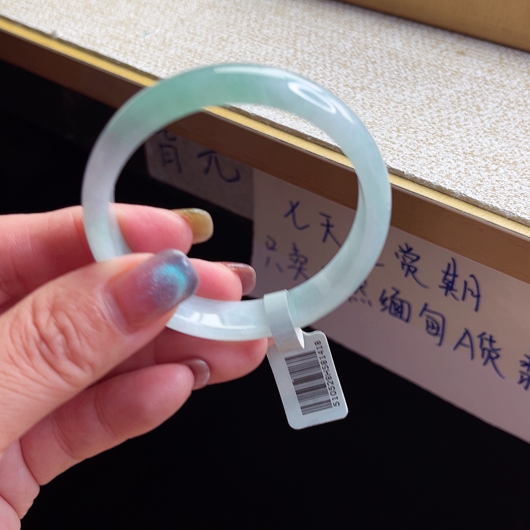翡翠手镯未镶嵌手镯