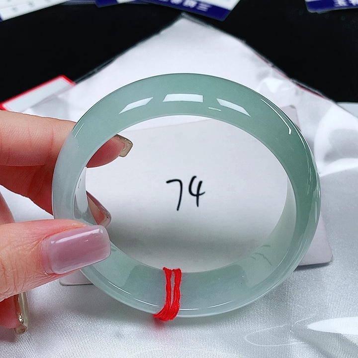 翡翠手镯未镶嵌翡翠手镯未镶嵌