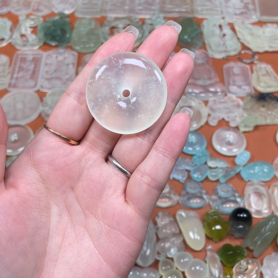 亓***呀蛇纹石玉未镶嵌颈饰