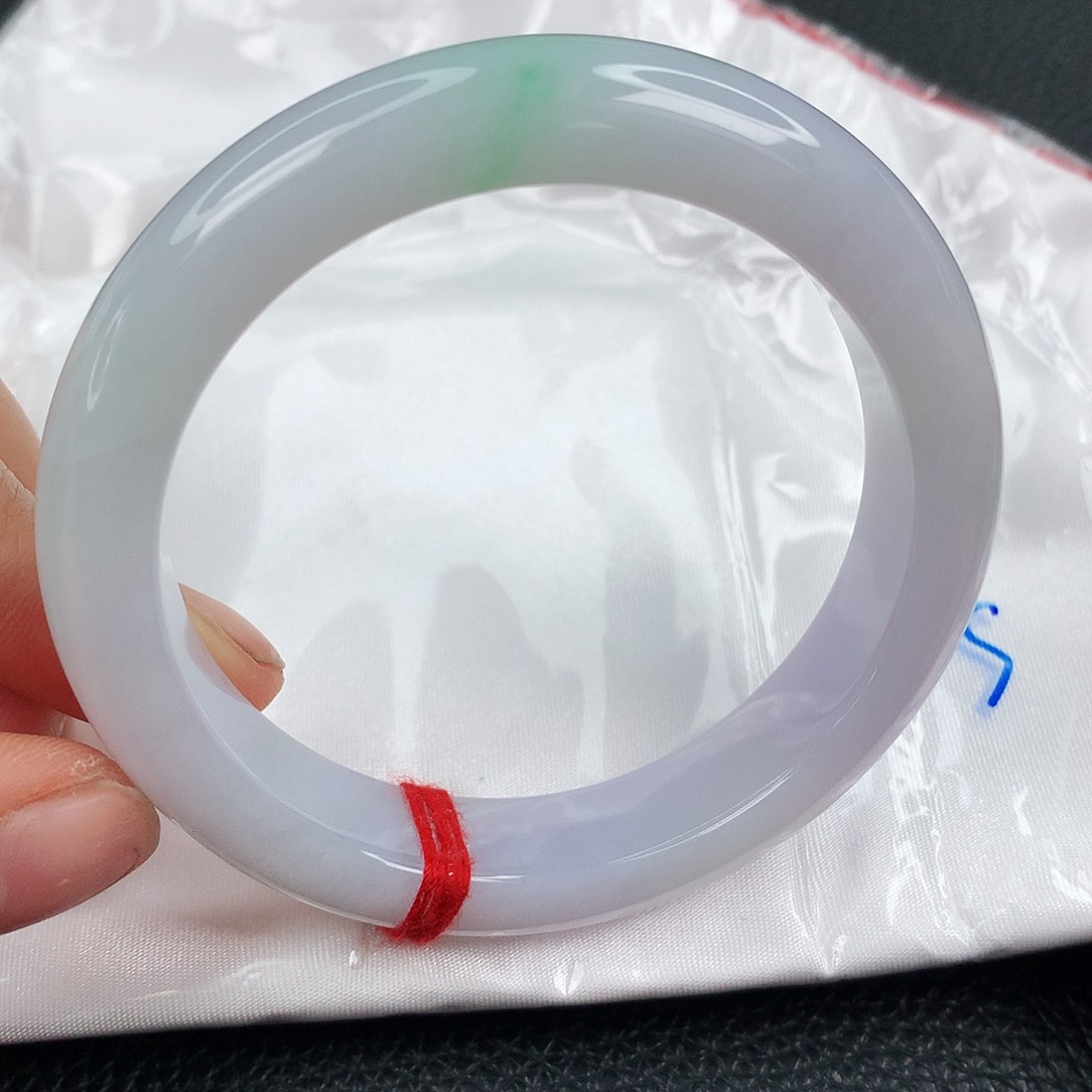 翡翠手镯未镶嵌…………