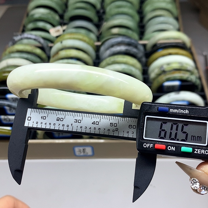 未镶嵌蛇纹石玉手镯82