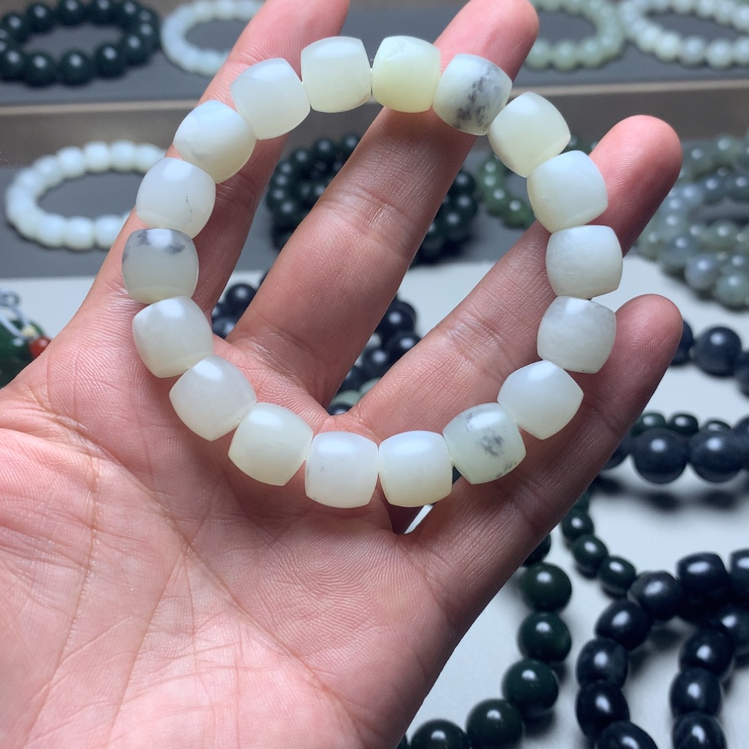 ****悠和田玉未镶嵌手链