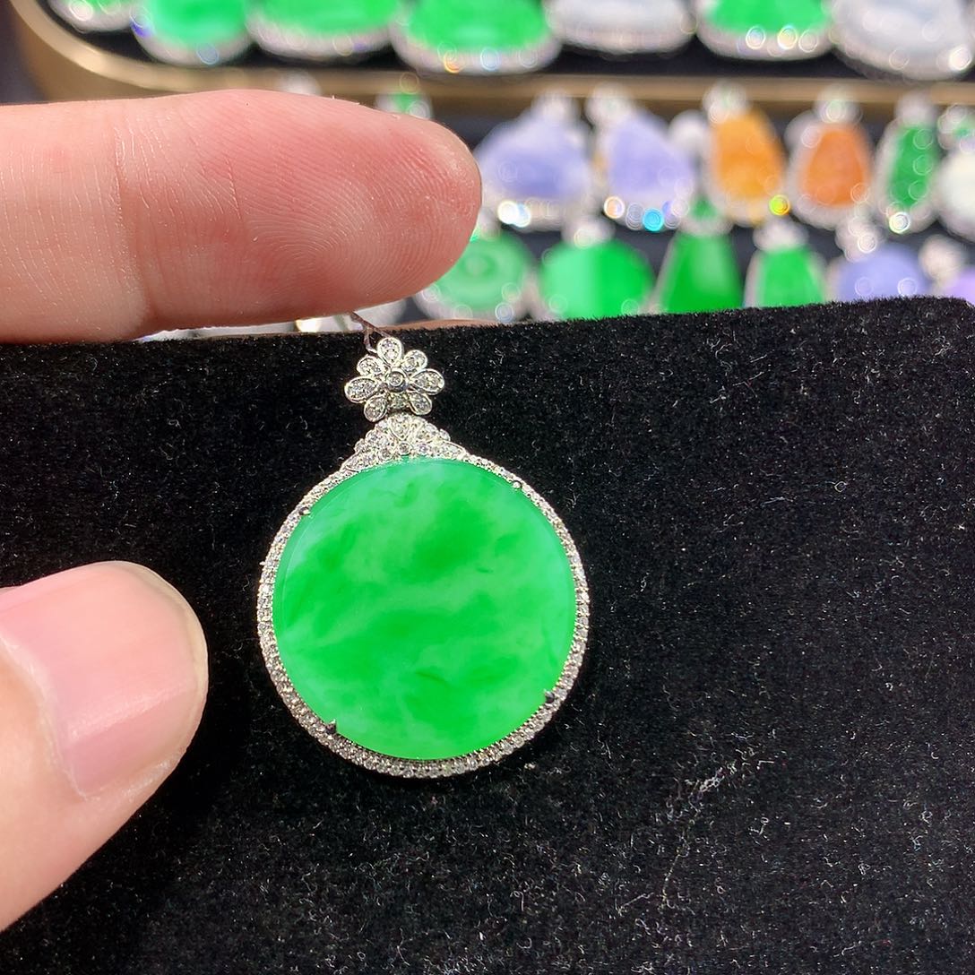 翡翠18K金镶嵌颈饰