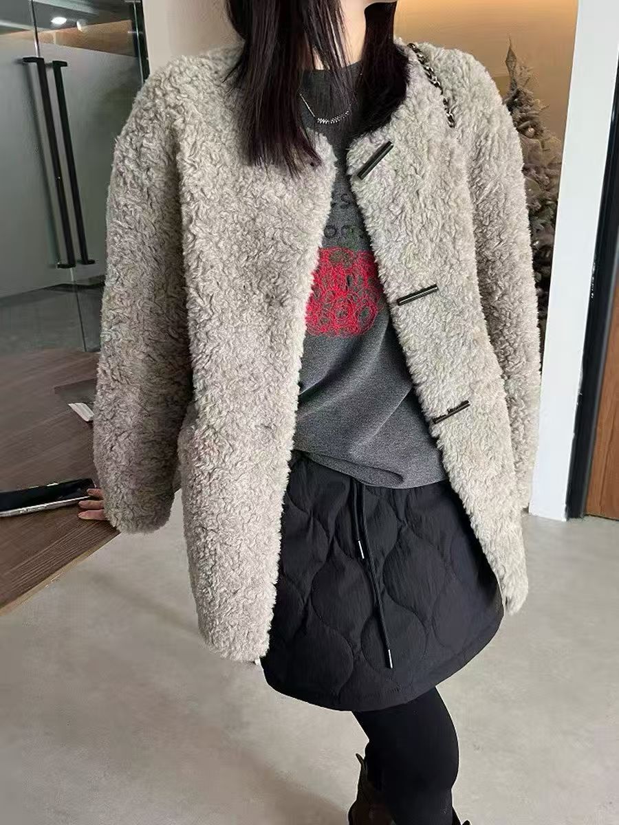 新款2025时尚减龄设计感竹节扣女装秋冬洋气冬季外套女款羊羔绒