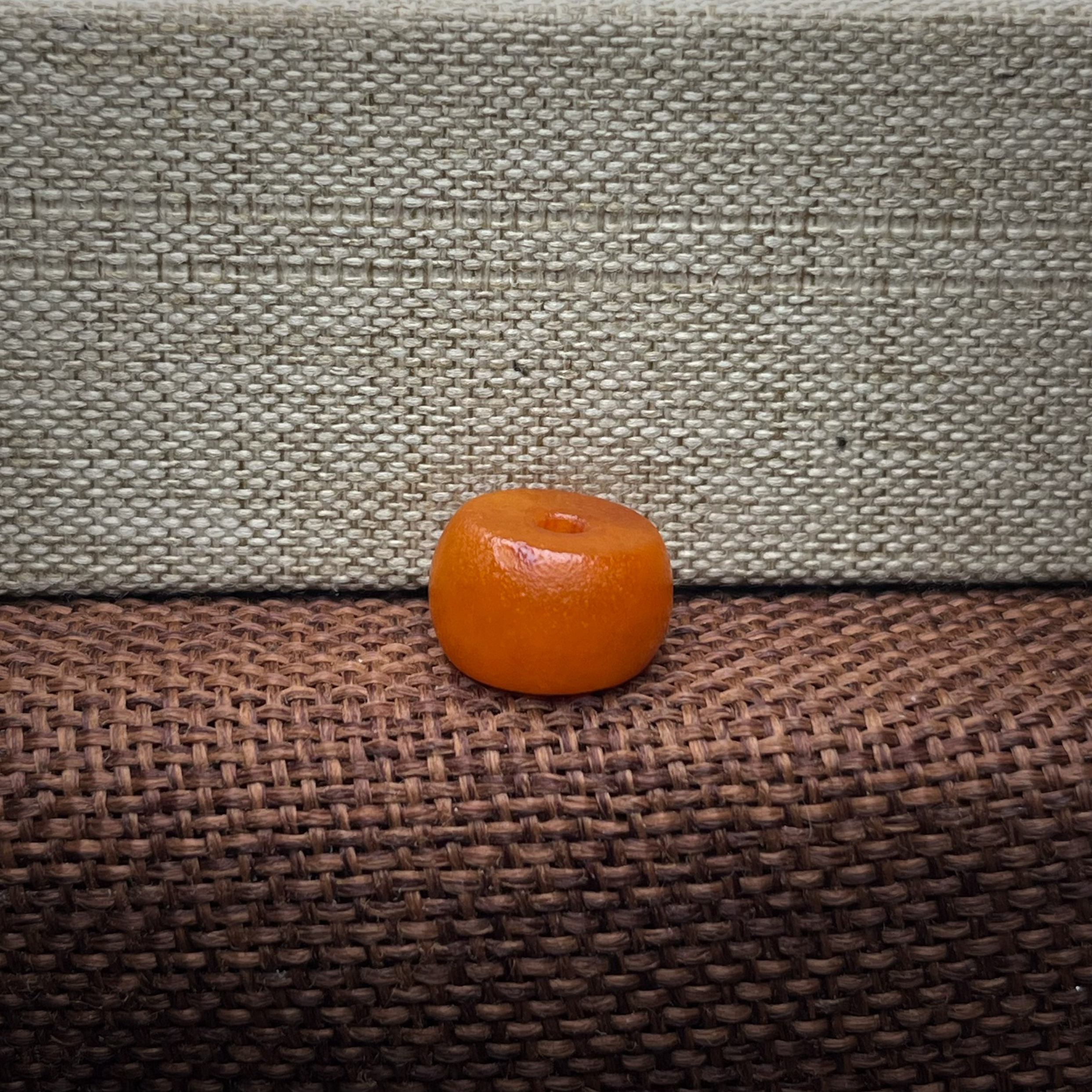 编号12.31微瑕款天然橘皮老蜜蜡薄切马蹄珠桶珠尺寸8.8×14毫米