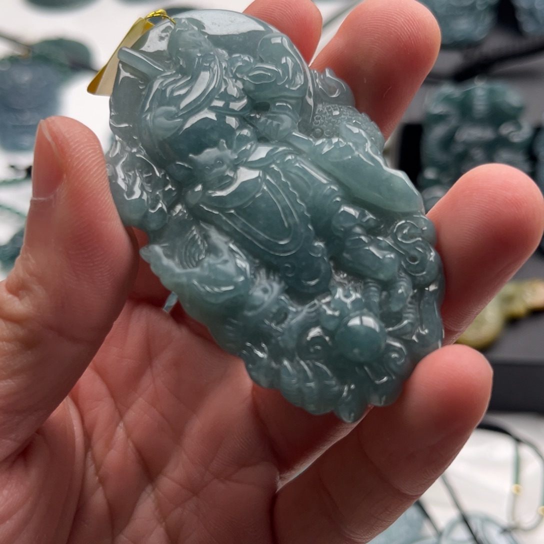 翡翠未镶嵌颈饰关公