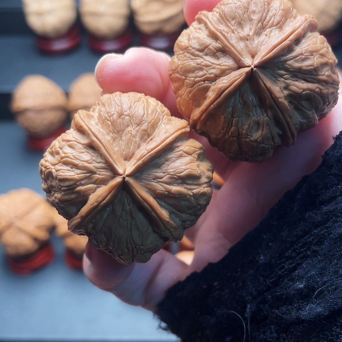 文玩核桃吊坠60克是棱