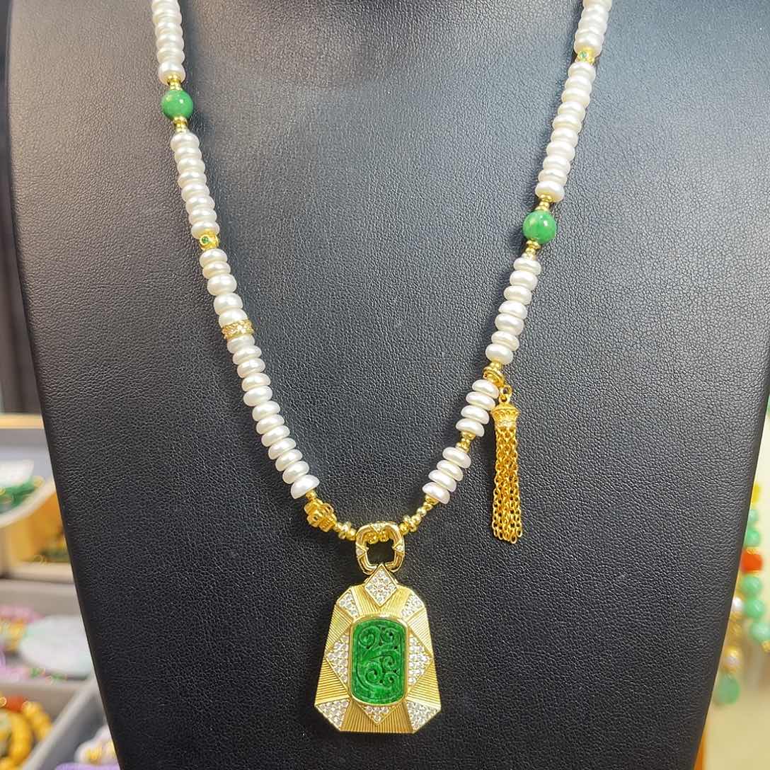 翡翠未镶嵌颈饰炸