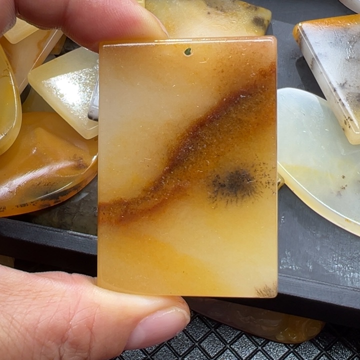 石英质玉（黄龙玉）颈饰未镶嵌