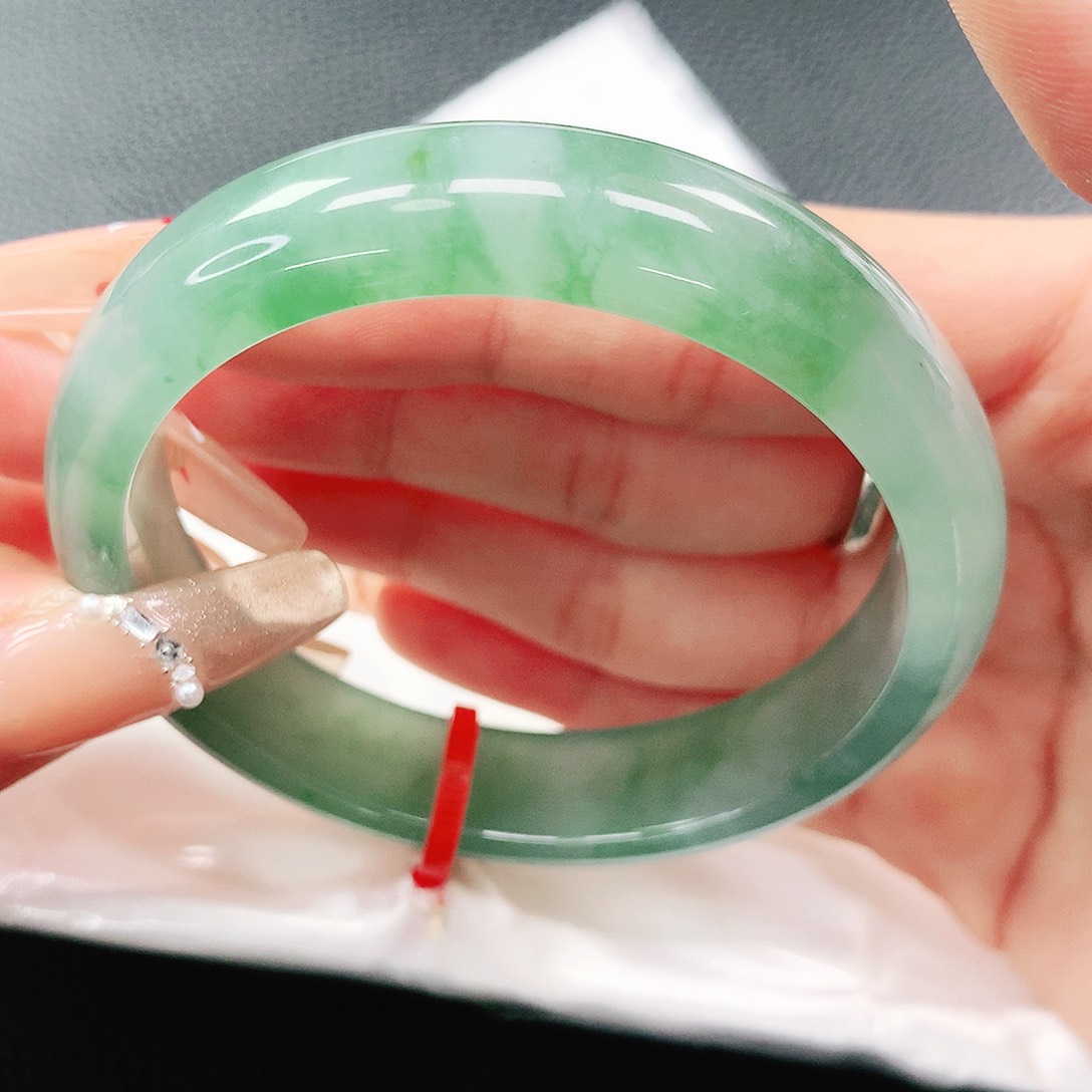 翡翠手镯未镶嵌55圈