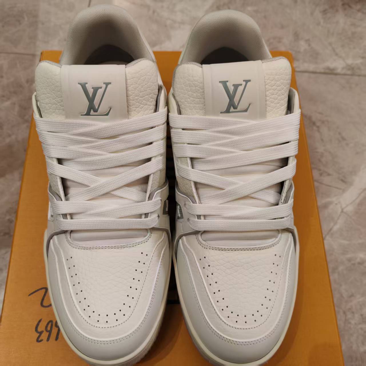 99新 LouisVuitton/路易威登 经典潮流休闲板鞋  127