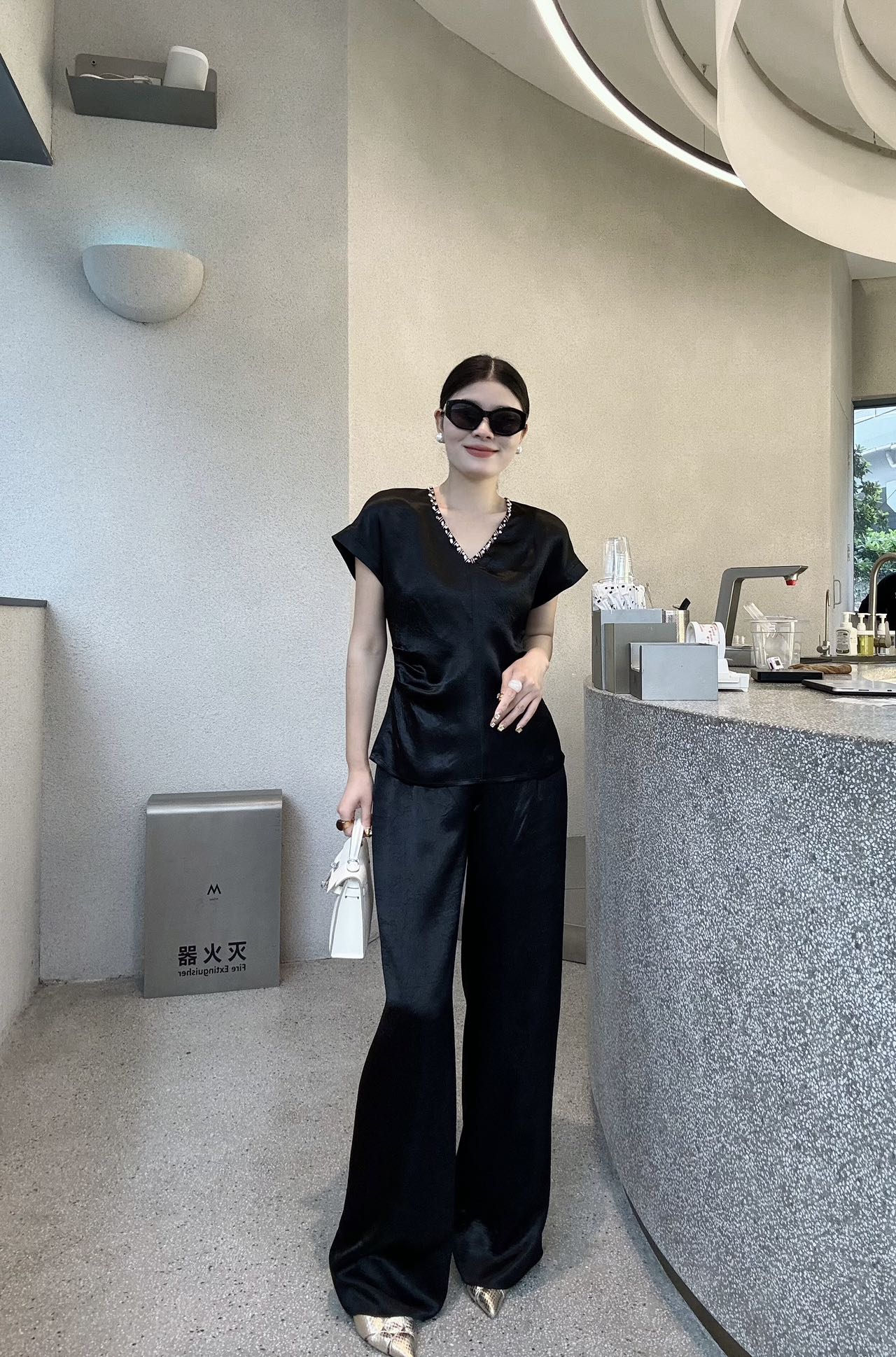 皱褶收腰飞飞袖镶钻贝壳V领洋气醋酸衬衣小衫上衣气质御姐夏装