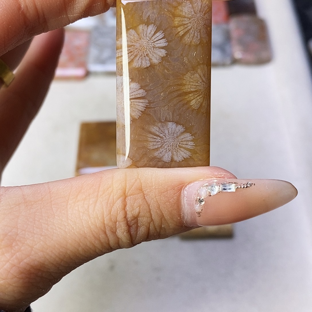 查罗石合金颈饰千*