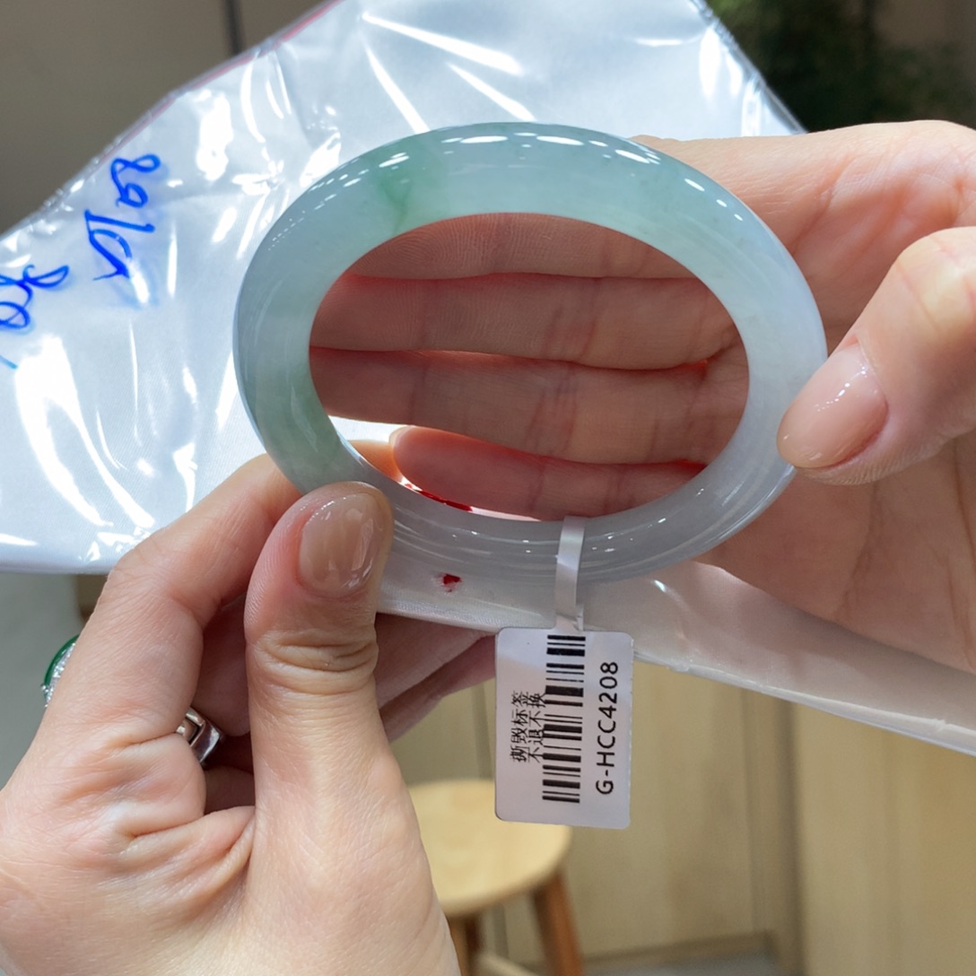 翡翠手镯未镶嵌不退不换