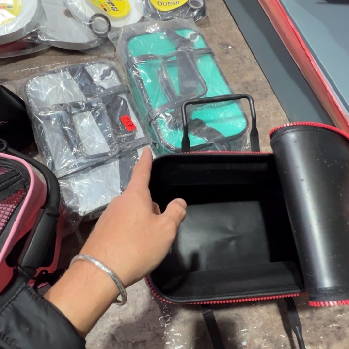 36有提手有背带的活鱼桶一个，灰兰黑，颜色随机