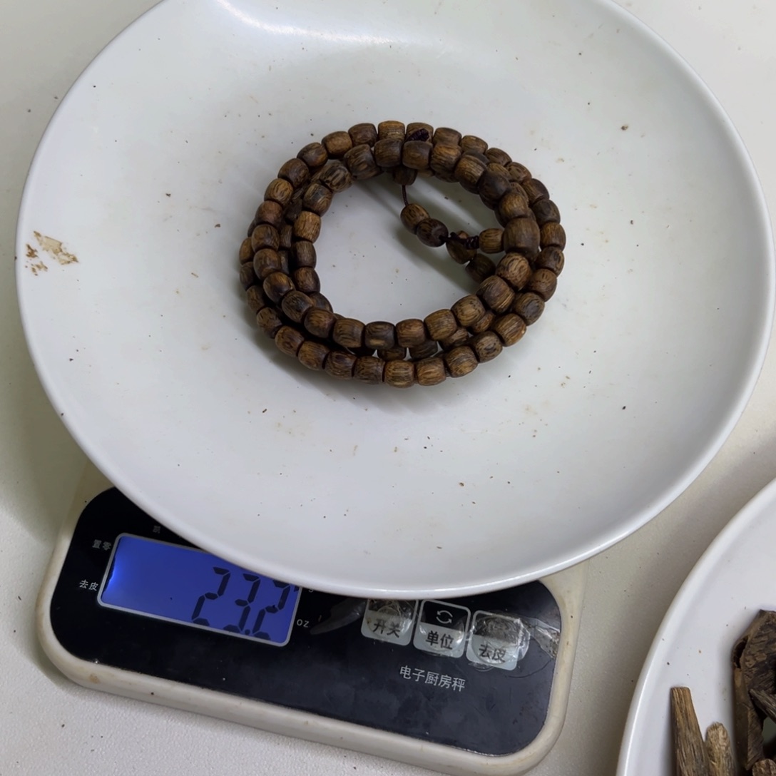 沉香沉香碎屑库****）白棋竖纹23克