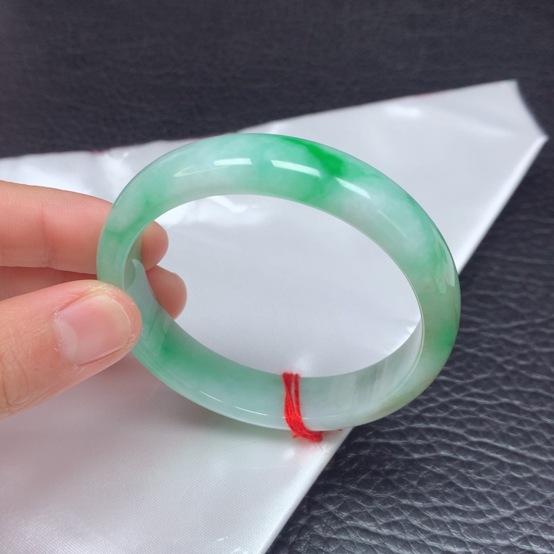 翡翠手镯未镶嵌。