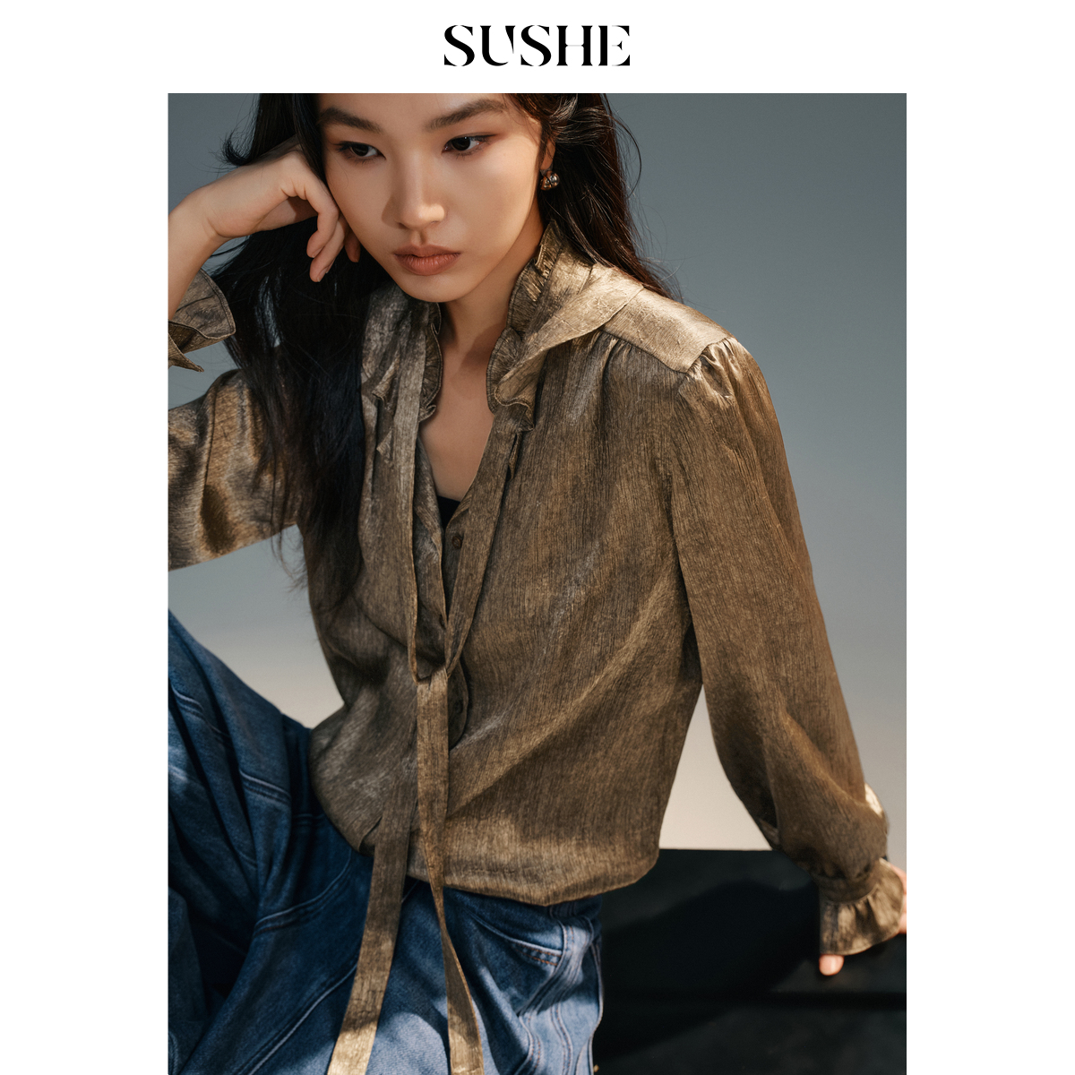 束皙SUSHE 粼溯 先锋美学 结构木耳边飘带领灯笼袖金属光泽感衬衫