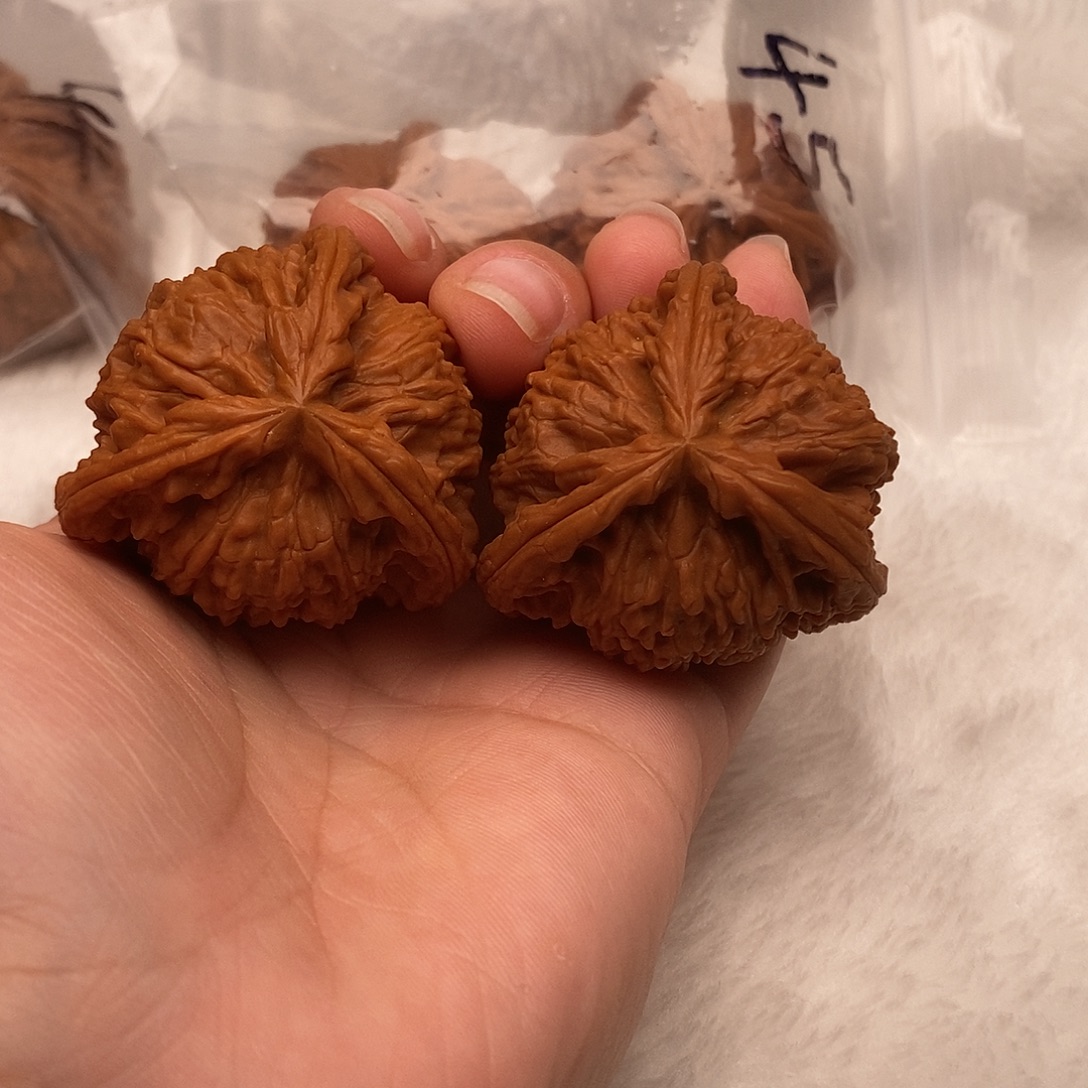 C***y文玩核桃吊坠三棱