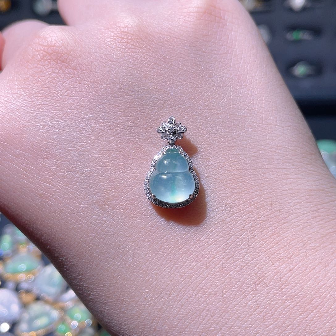 翡翠颈饰18K金镶嵌长***心吊坠