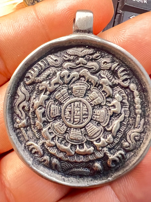 铜吊坠 藏传白铜雕刻九宫八卦牌黄财神素款挂件饰品挂坠