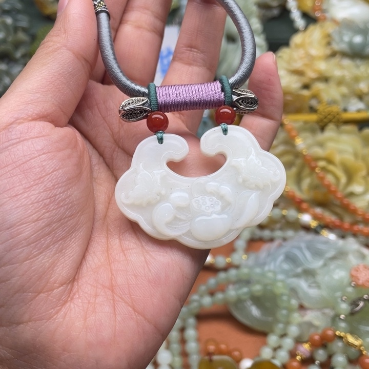 蛇纹石玉吊坠合金