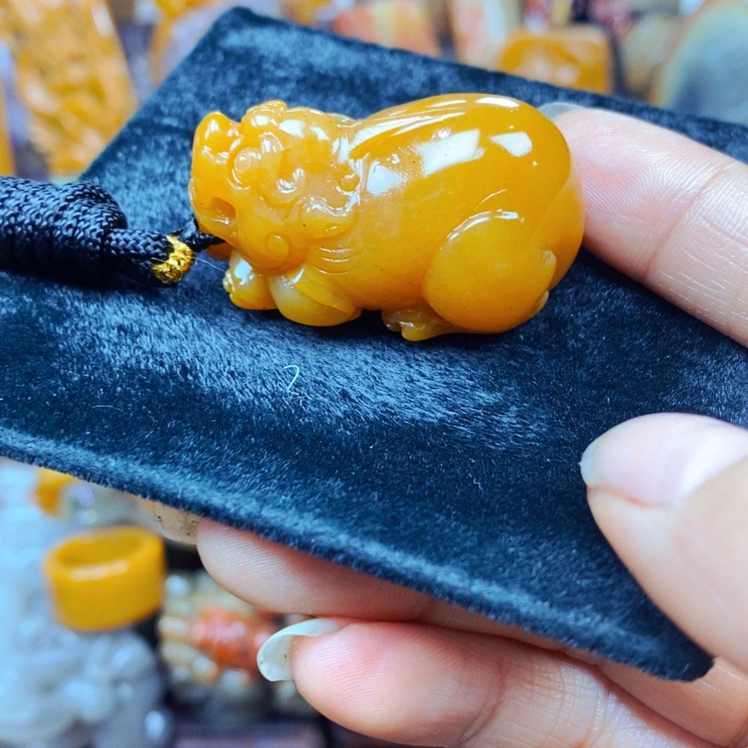 未镶嵌石英质玉（黄龙玉）颈饰