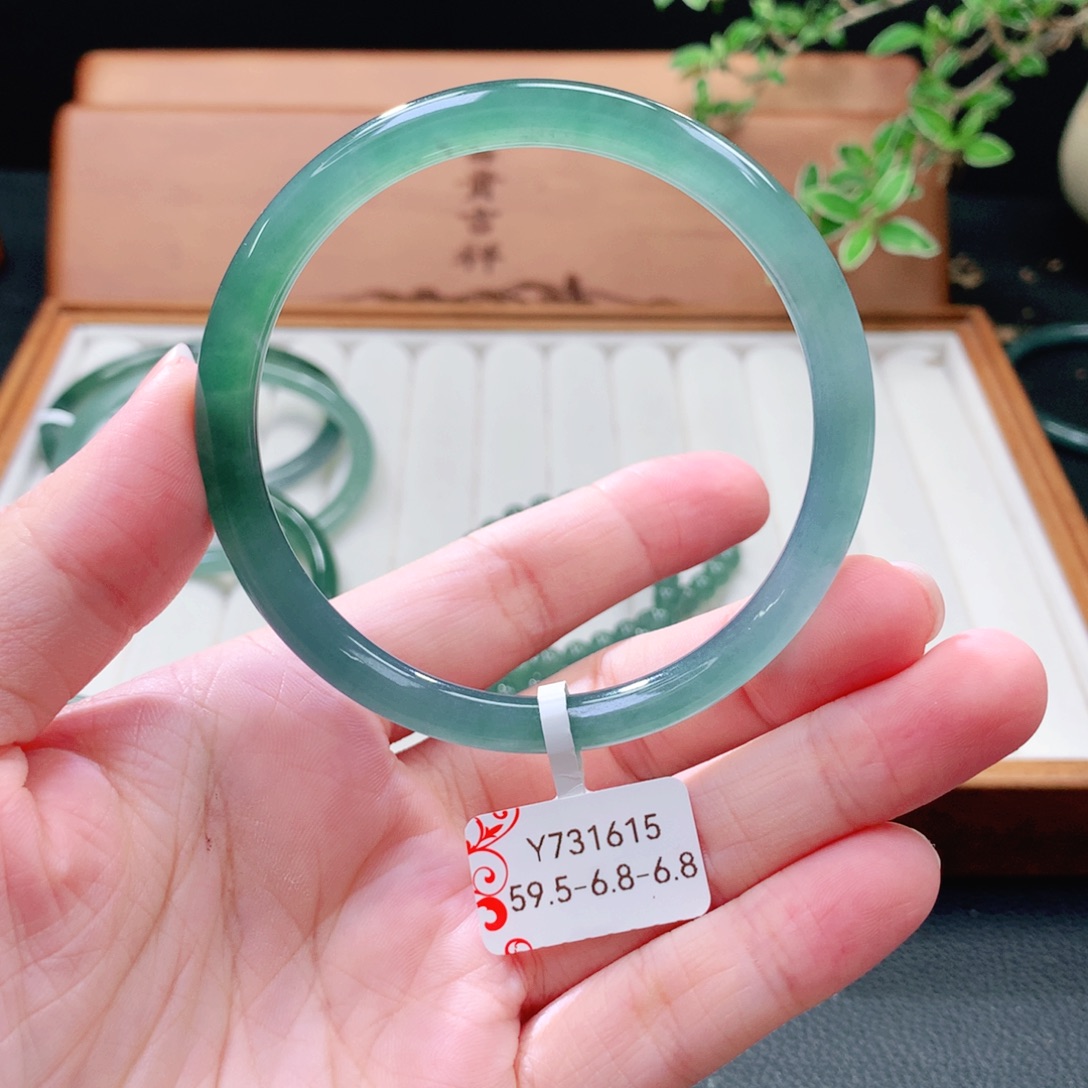 翡翠未镶嵌手镯（圆镯）