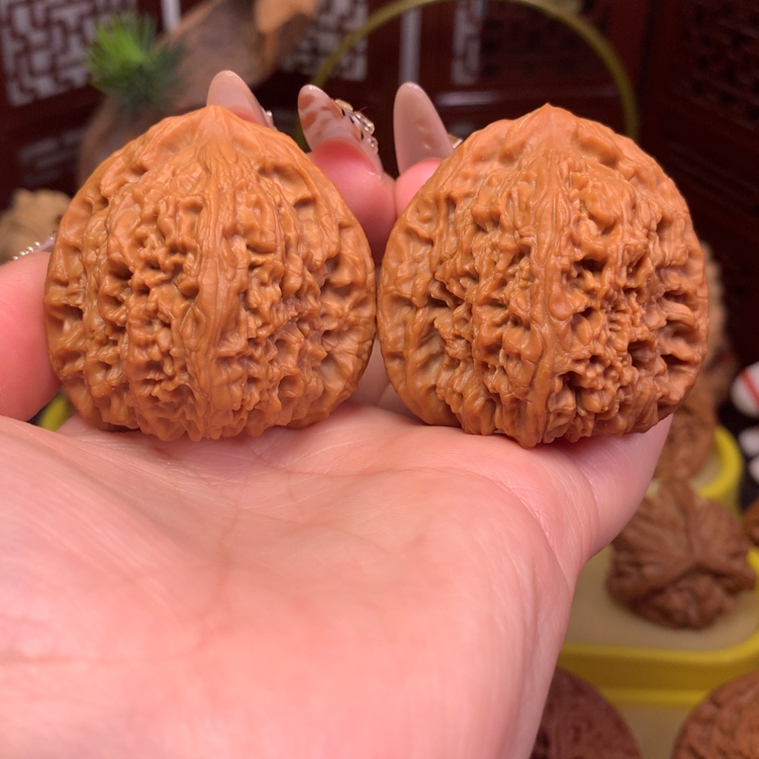 文玩核桃吊坠三角南疆石45全品