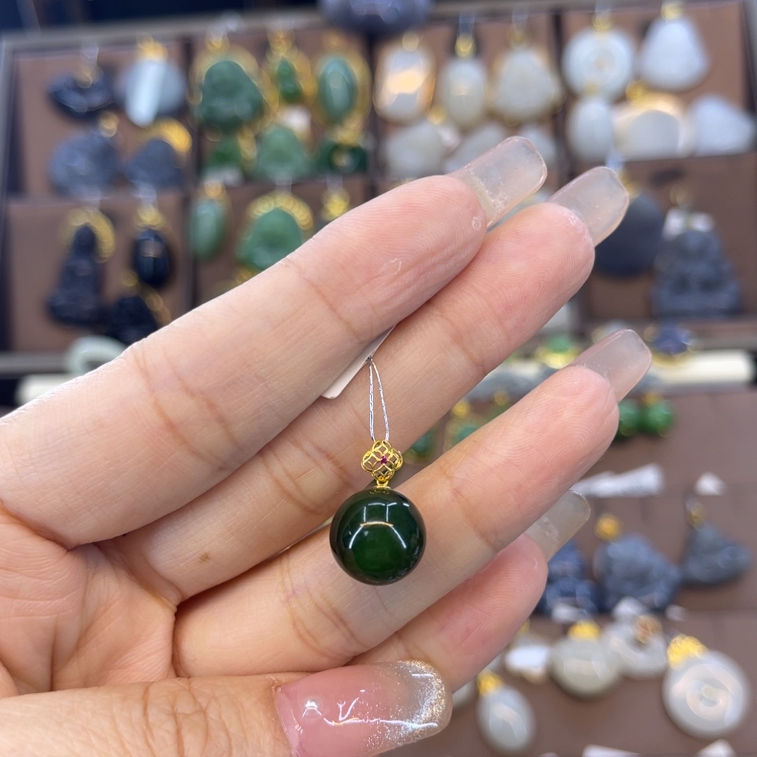 和田玉吊坠18K金镶嵌?