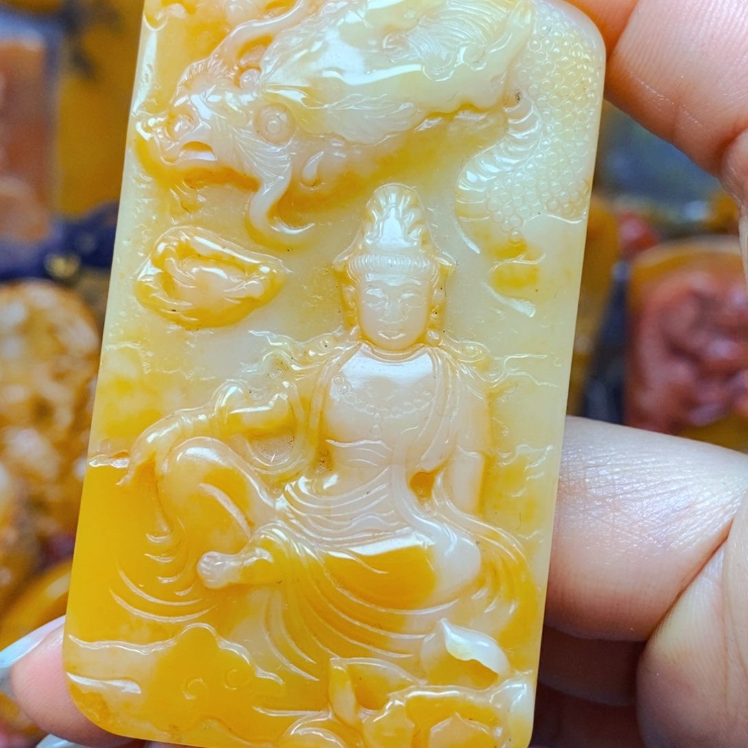 未镶嵌石英质玉（黄龙玉）颈饰